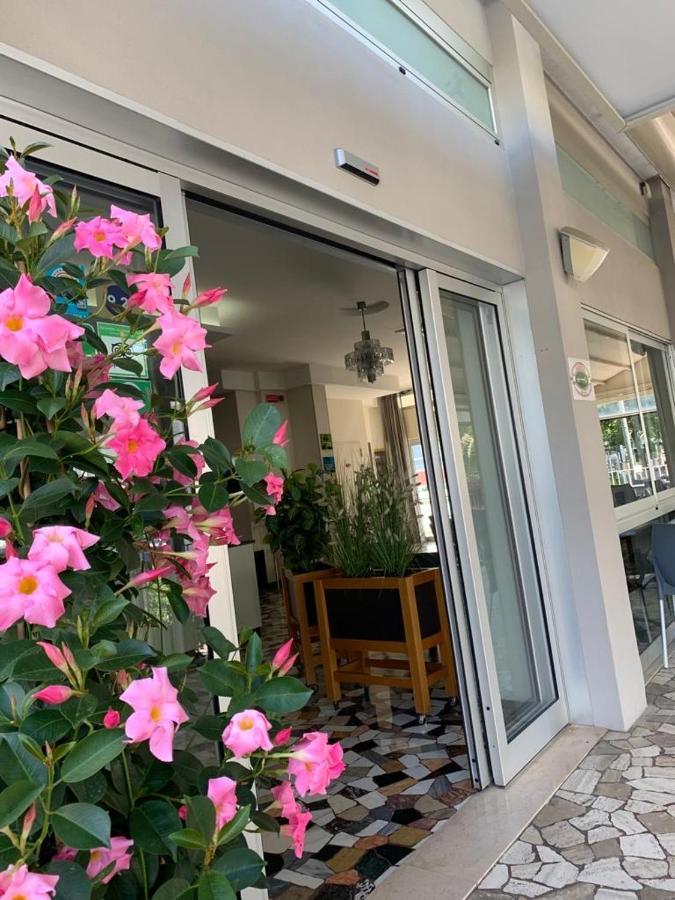 Hotel Haway Римини Екстериор снимка
