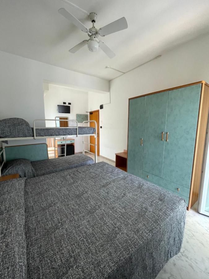 Hotel Haway Римини Екстериор снимка