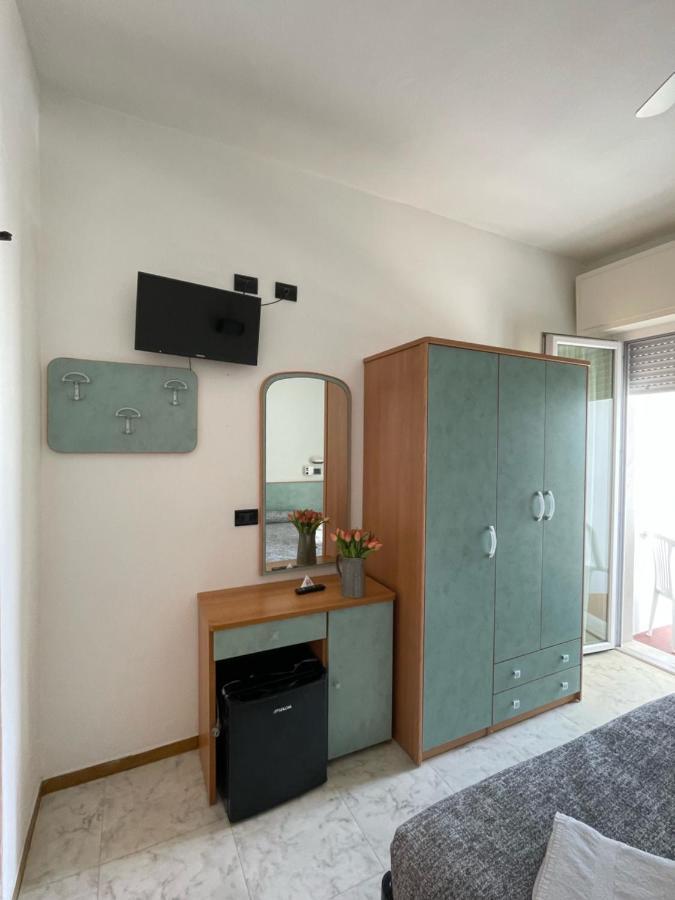 Hotel Haway Римини Екстериор снимка