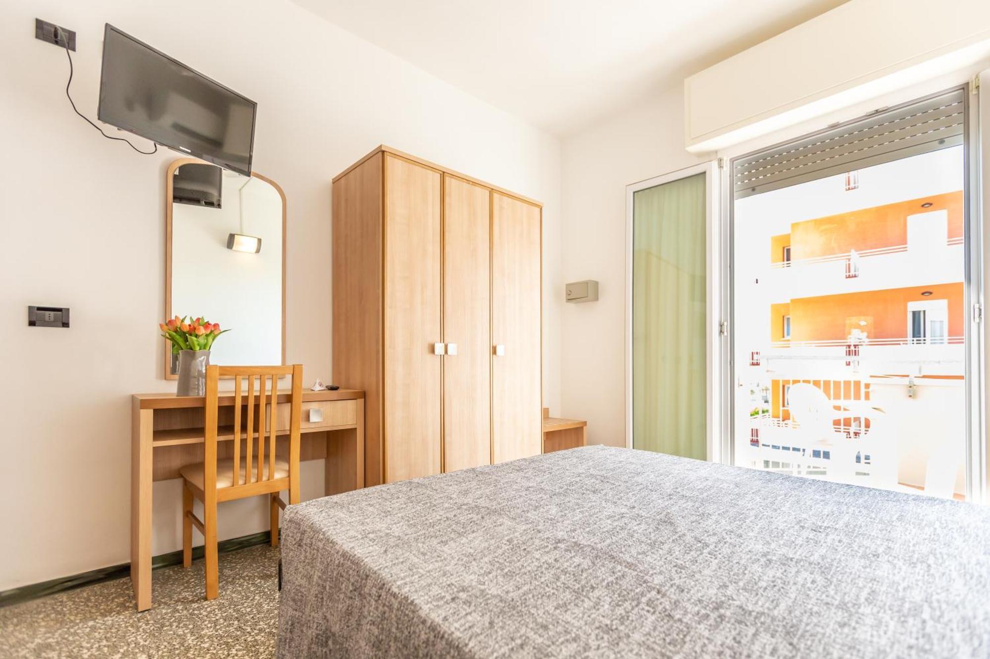 Hotel Haway Римини Екстериор снимка