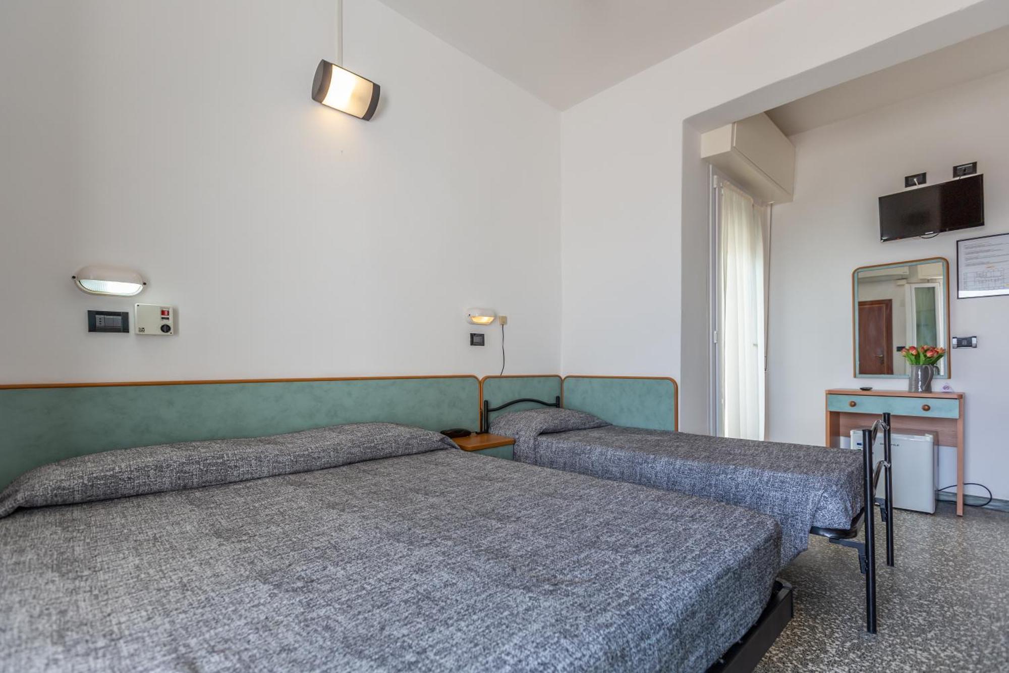 Hotel Haway Римини Екстериор снимка