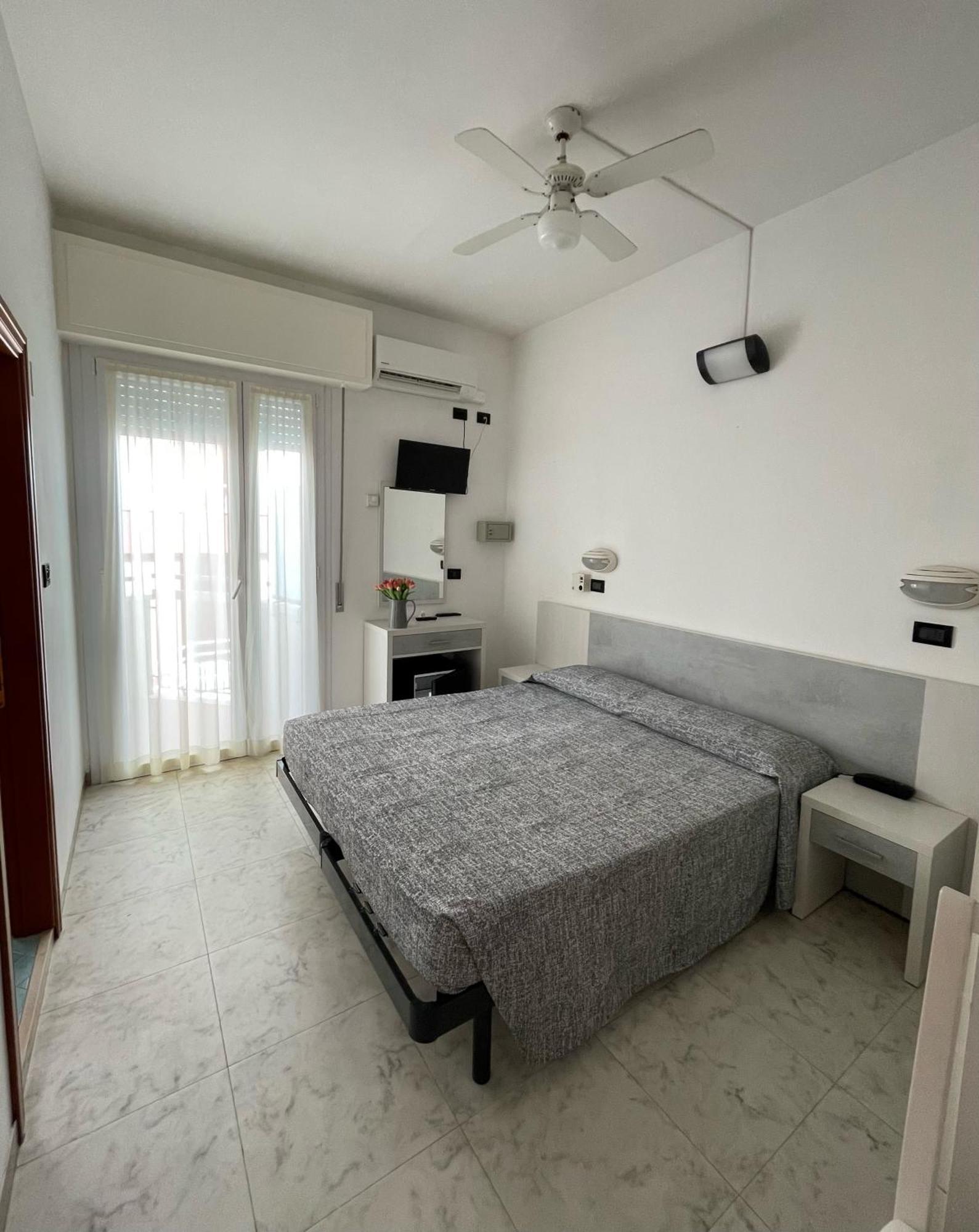 Hotel Haway Римини Екстериор снимка